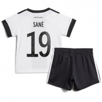 Deutschland Leroy Sane #19 Heimtrikotsatz Kinder WM 2022 Kurzarm (+ Kurze Hosen)